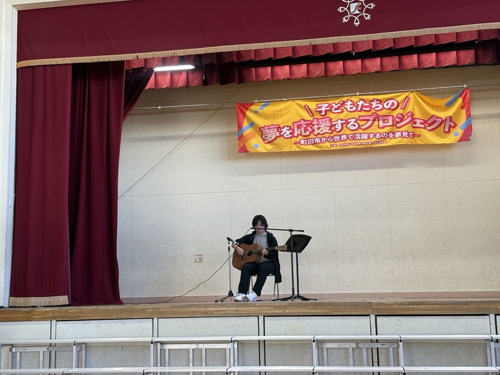 １年次男子生徒による弾き語り