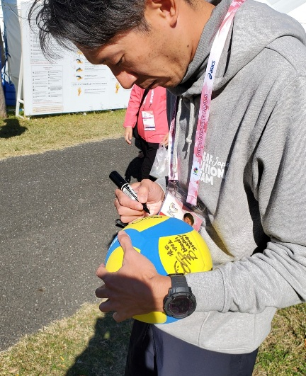 デフ日本代表ボールにサイン