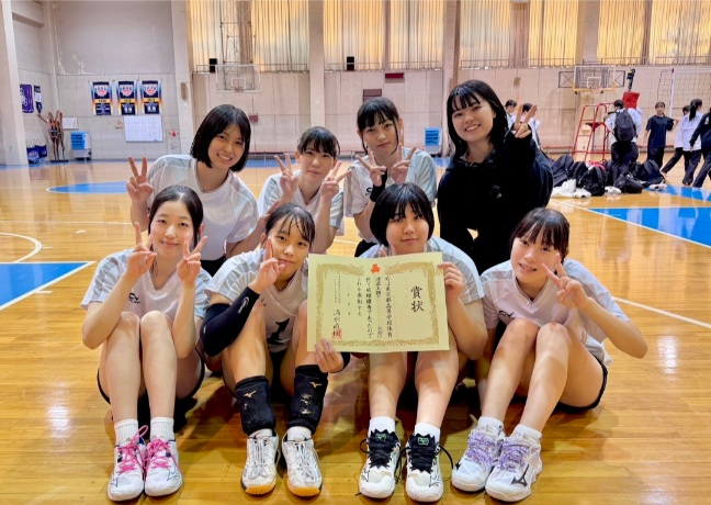 バレー部すわる賞状