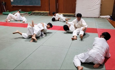 抑え込み男