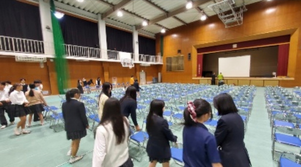 椅子ならべ２