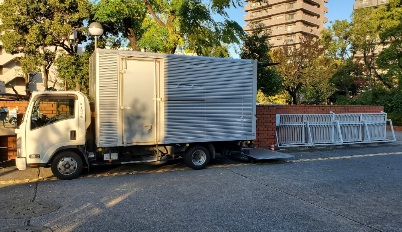 荷物トラック早朝