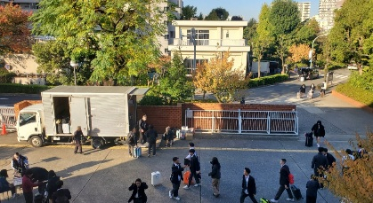 荷物積み込み職員室から