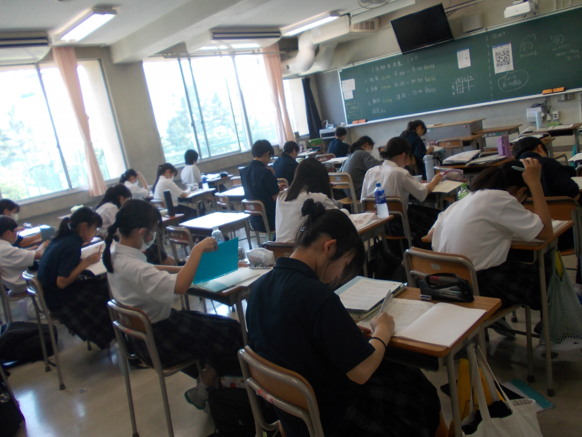 1年生放課後の教室での試験に向けて自習.JPG