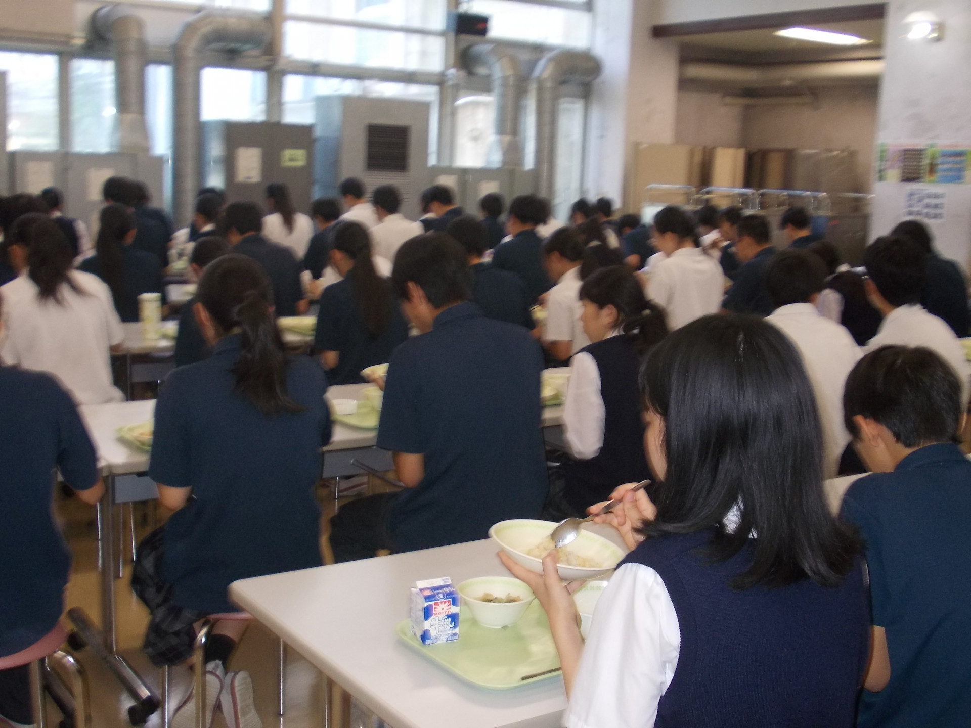 3年生久しぶりにランチルームで給食.JPG