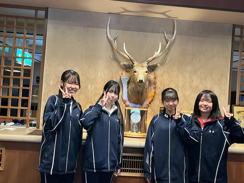 ホテルロビーにて