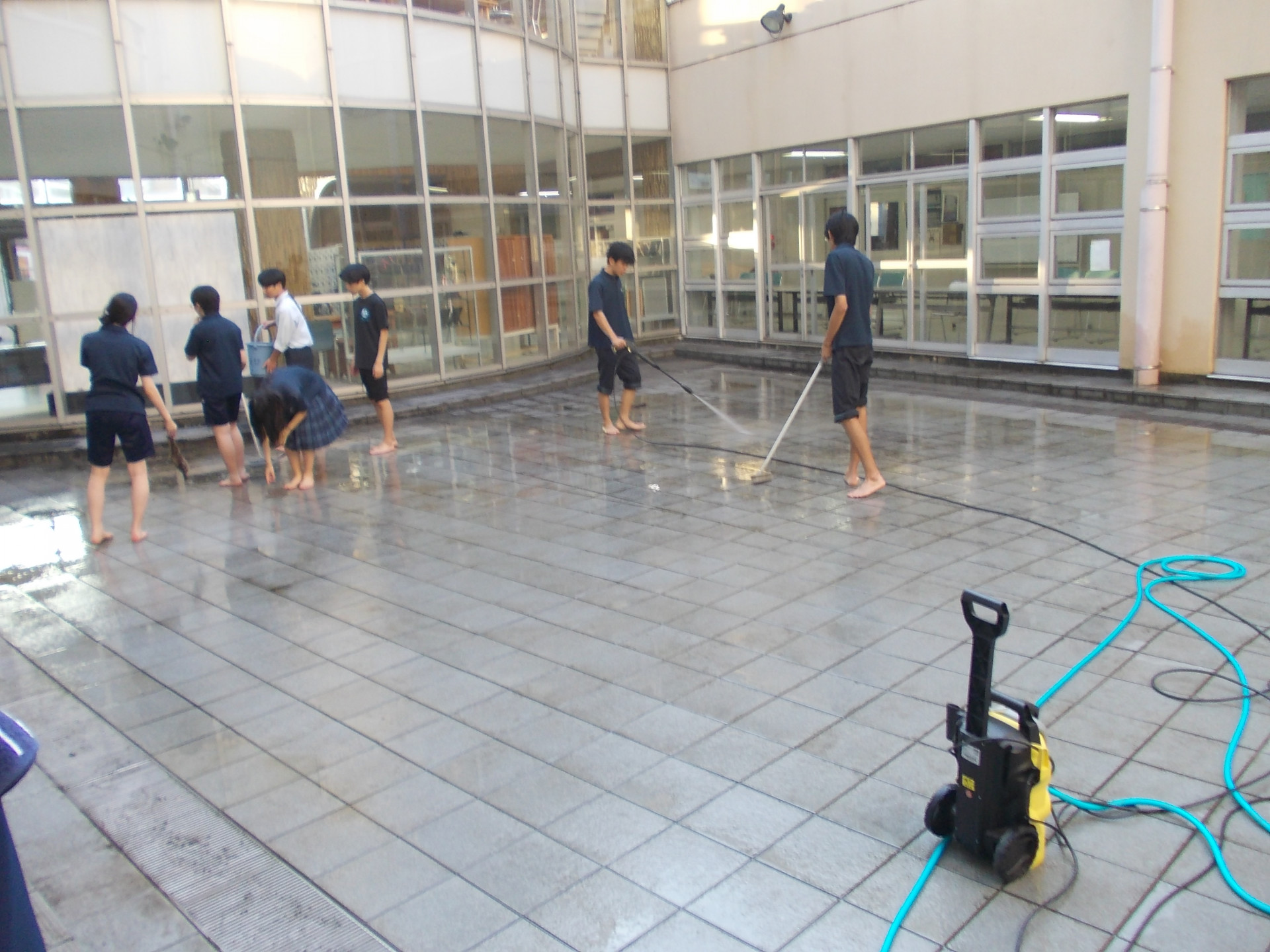 中庭の掃除２.JPG