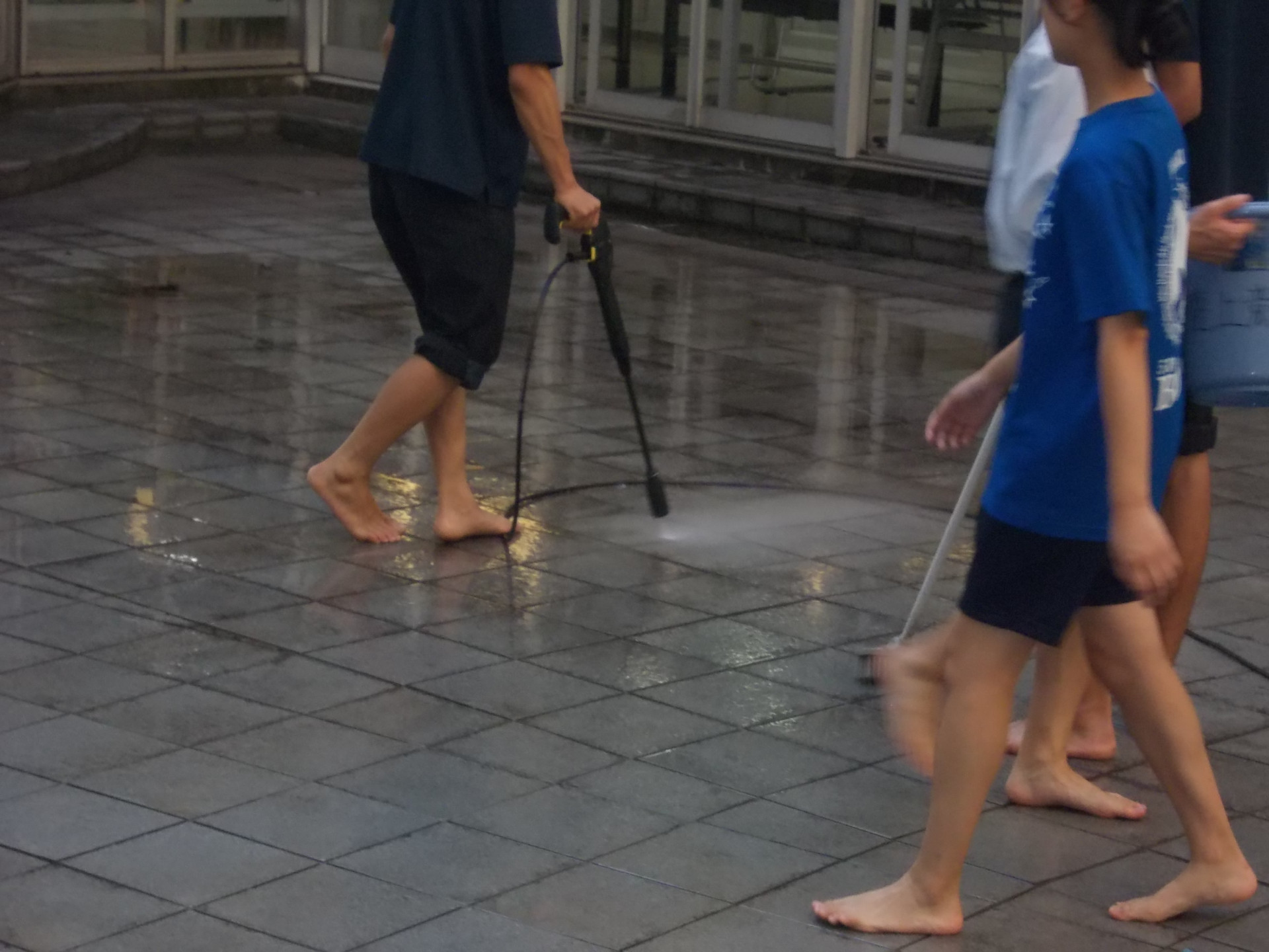 中庭の掃除３.JPG