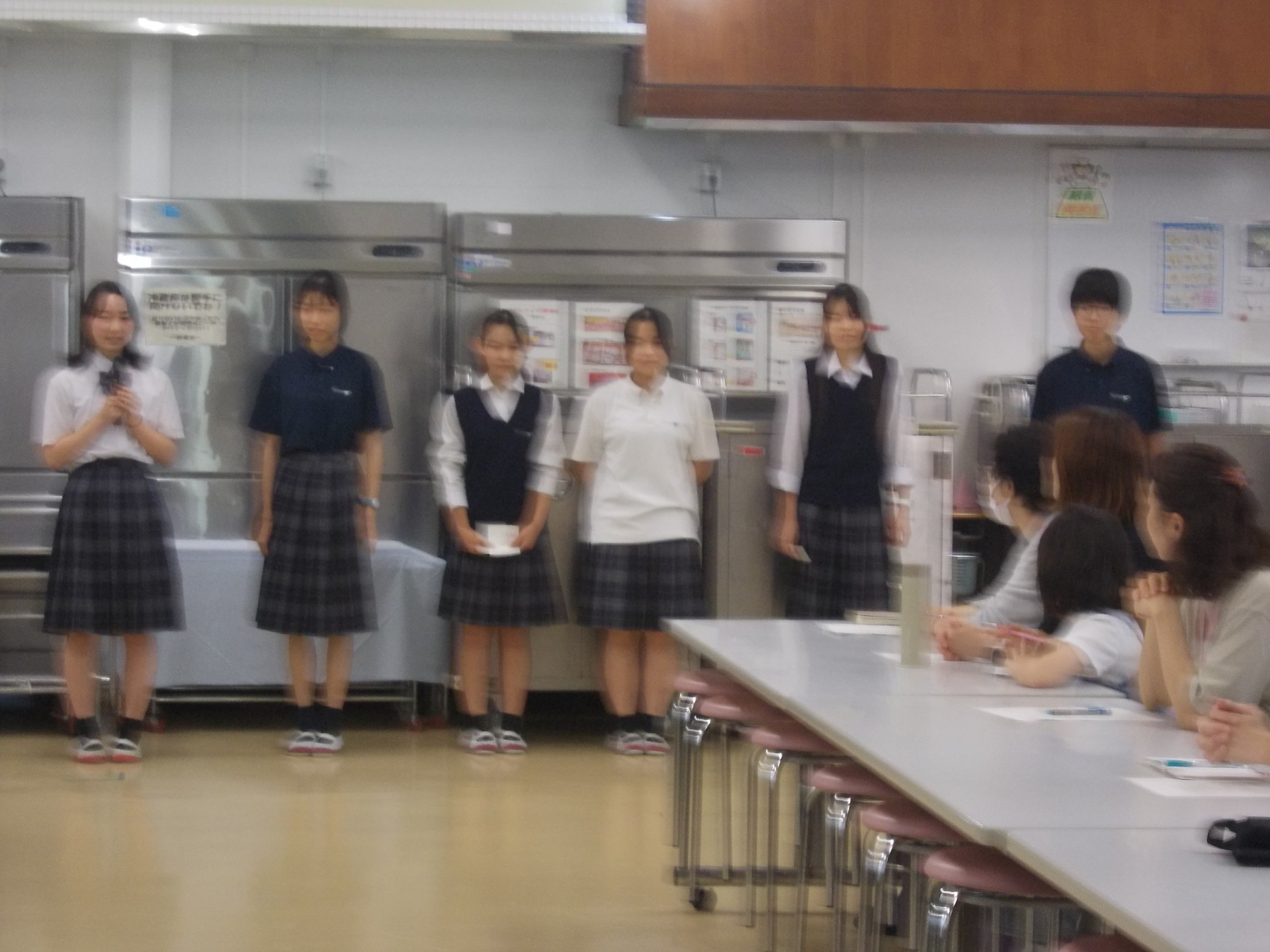 保護者会で生徒が文化祭報告.JPG