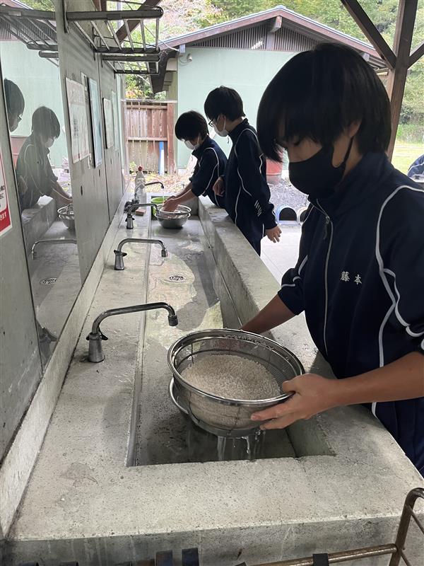 午前飯盒炊爨_米研ぎ