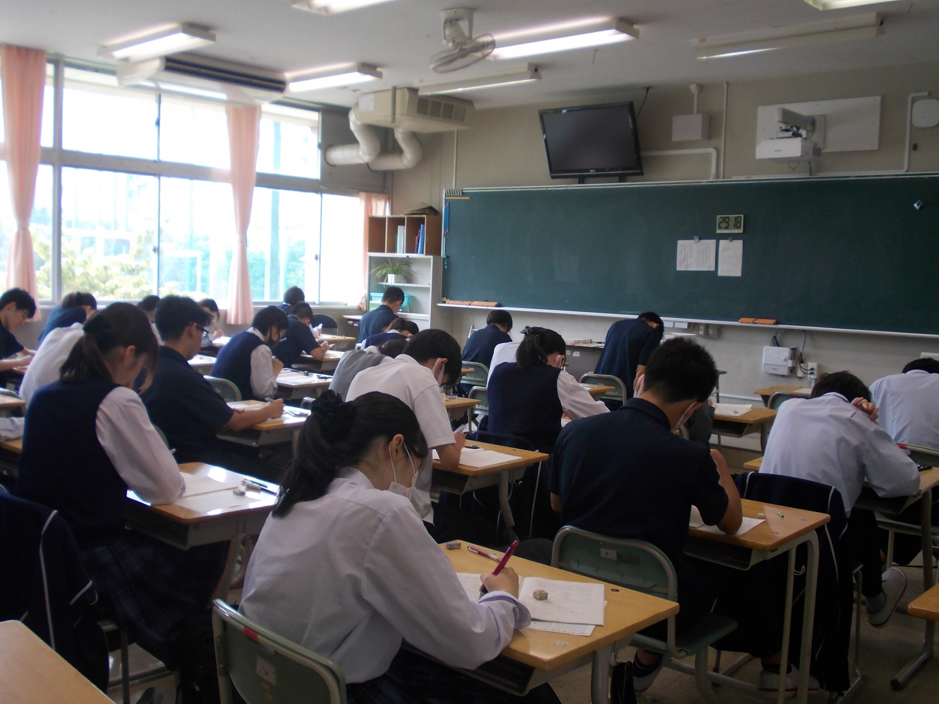 模試に取り組む6年生１.JPG