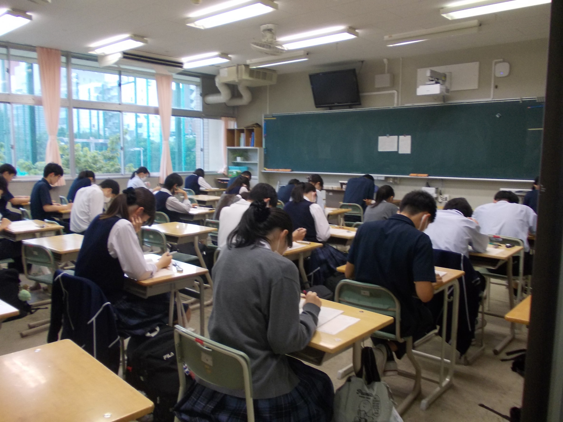 模試に取り組む6年生２.JPG