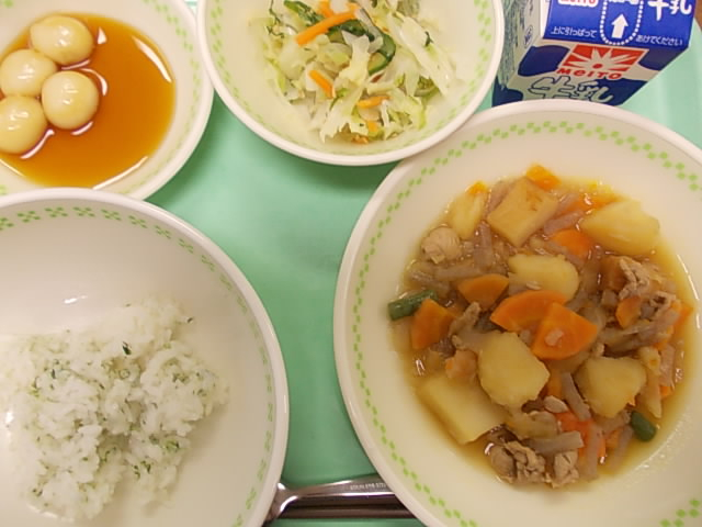 青海苔ごはん・肉じゃが・たくあん和え・みたらし団子・牛乳.JPG