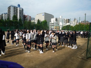 みんな空を見上げています