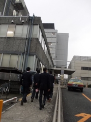 校内へ