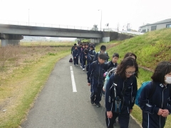 浅川沿いを歩いていきます