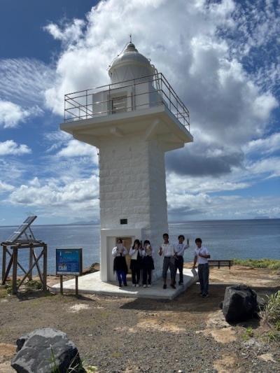 伊豆岬灯台の下で記念撮影