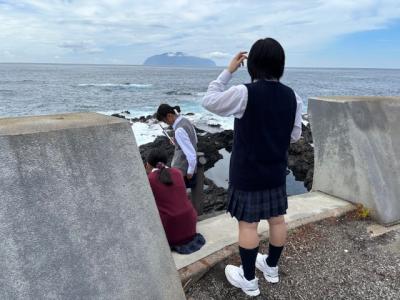御蔵島を眺める女子生徒たち