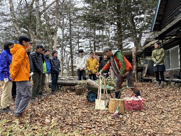 小屋閉め作業の説明を聞く部員