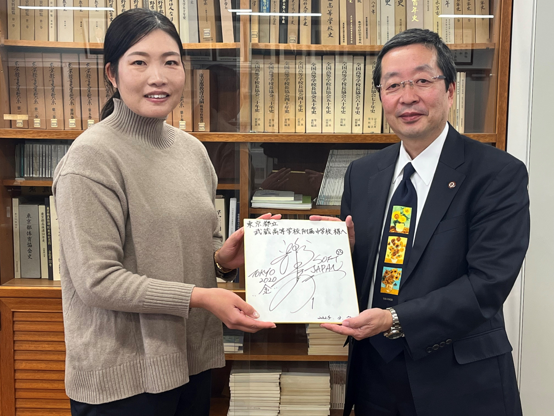 色紙贈呈の様子