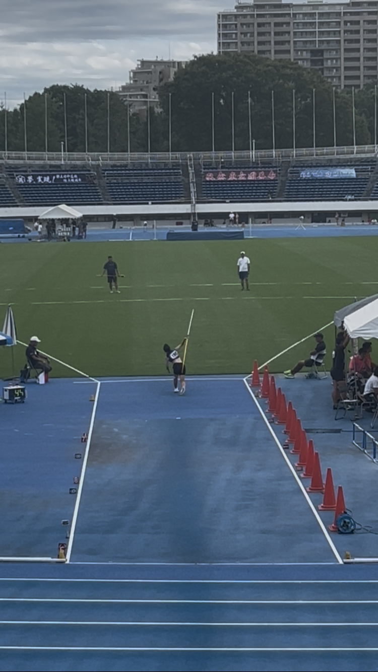 都新人やり投競技中