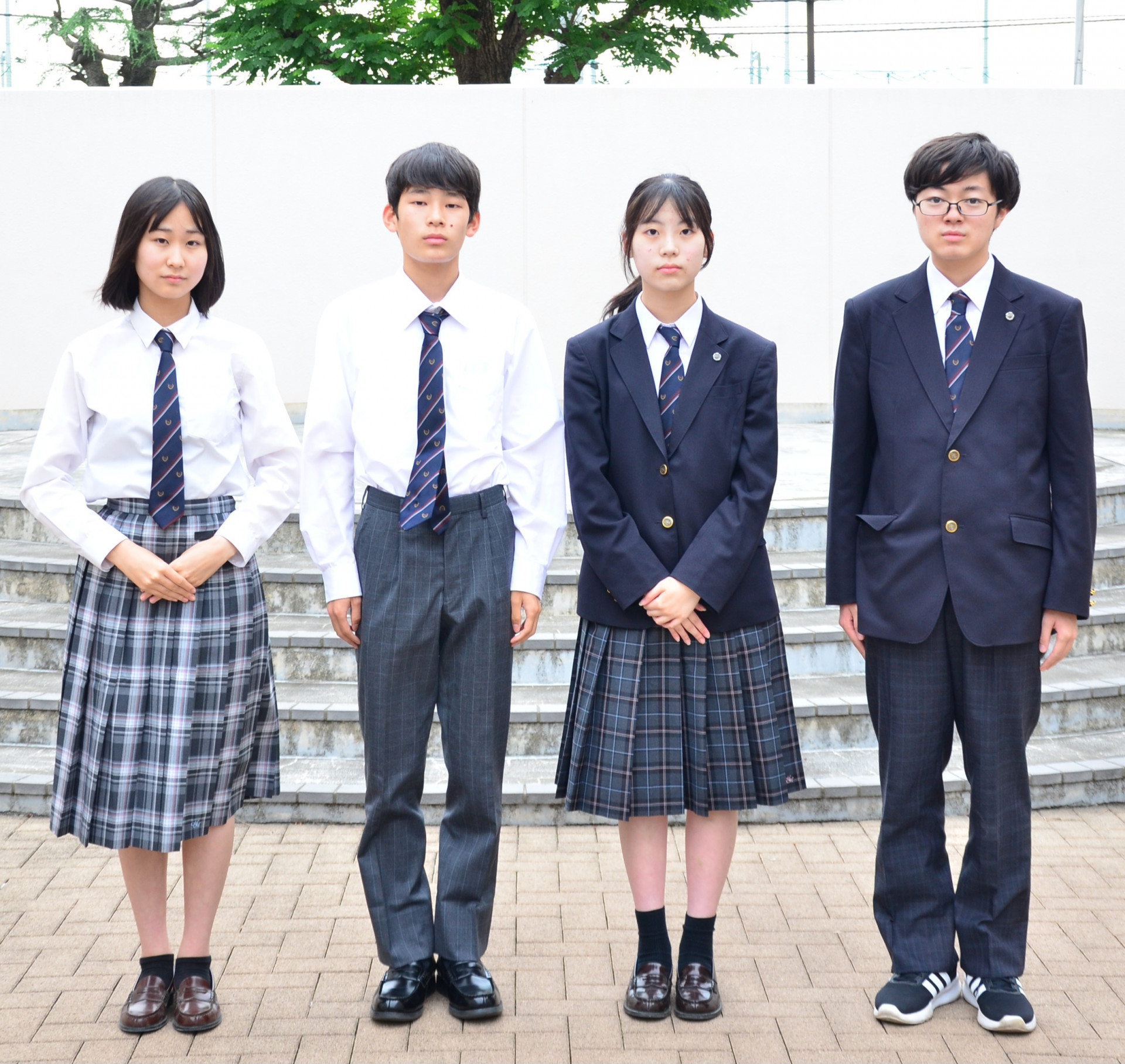 代表的な男女の制服の写真