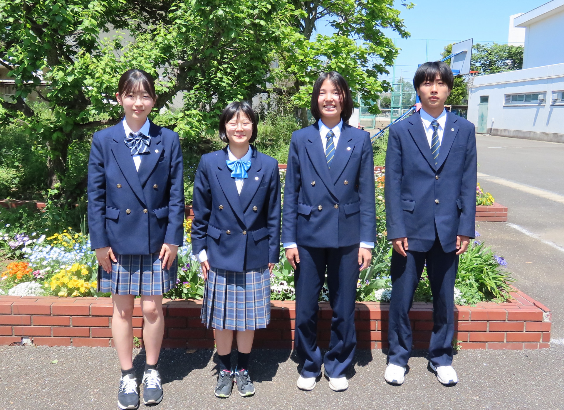 男女の秋冬服の写真