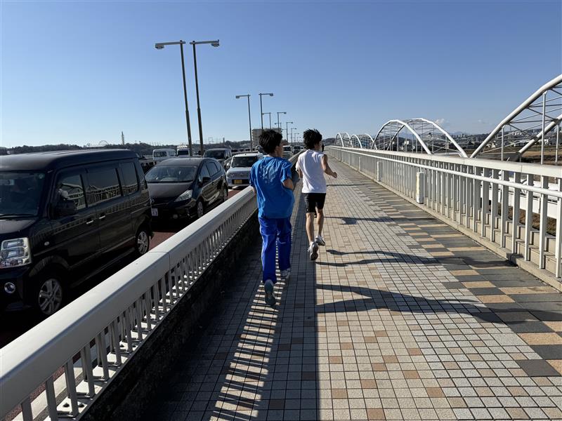 河川敷で中学生！