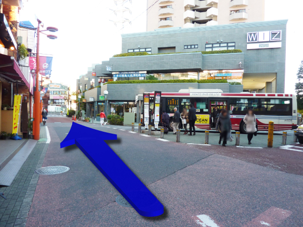 ④「野方駅」バス停を右手に直進します。