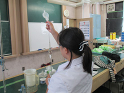 高校生ものづくりコンテスト東京大会(化学分析部門)に参加するため練習をしている化学研究部の生徒