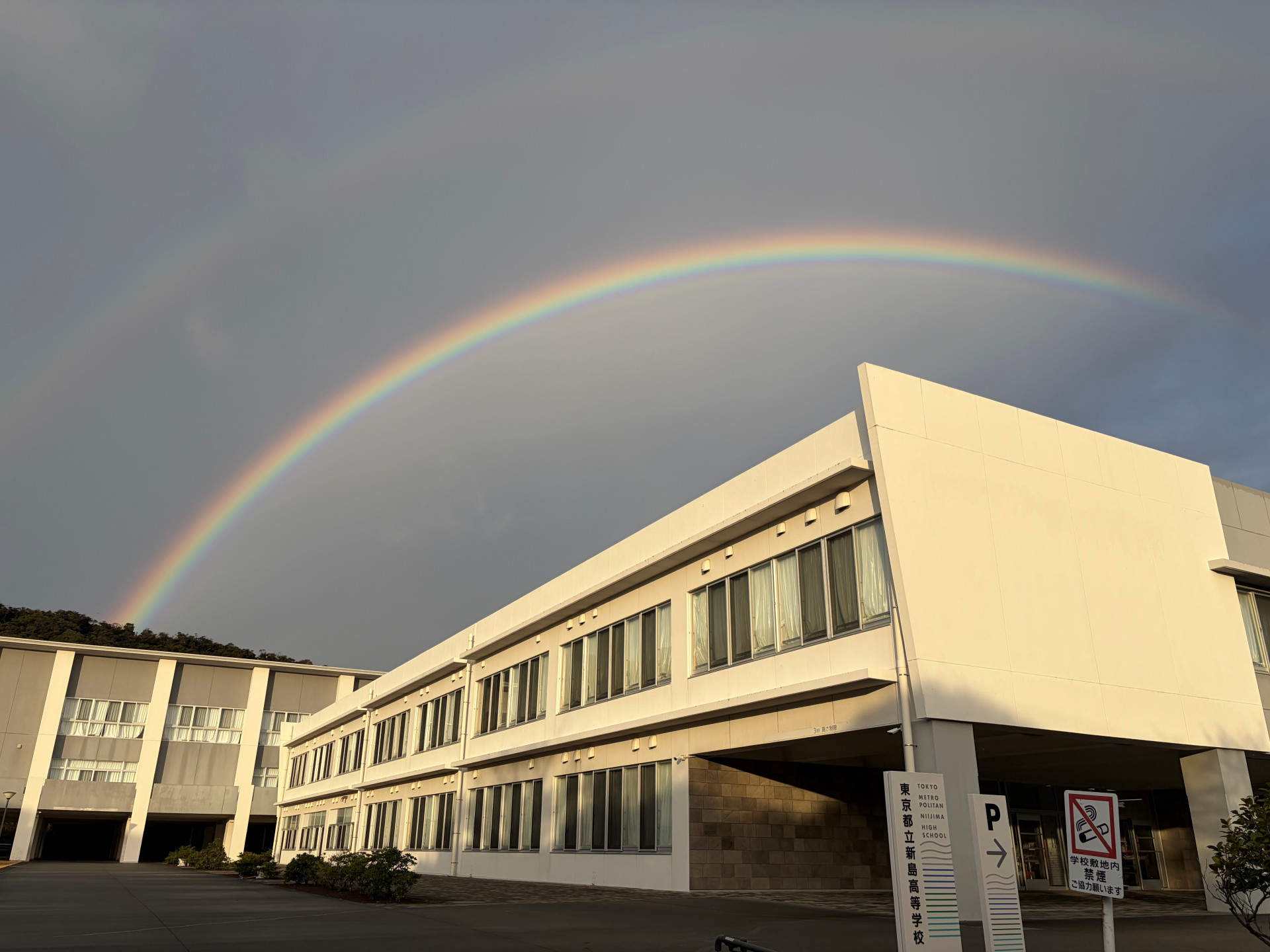 校舎と虹①