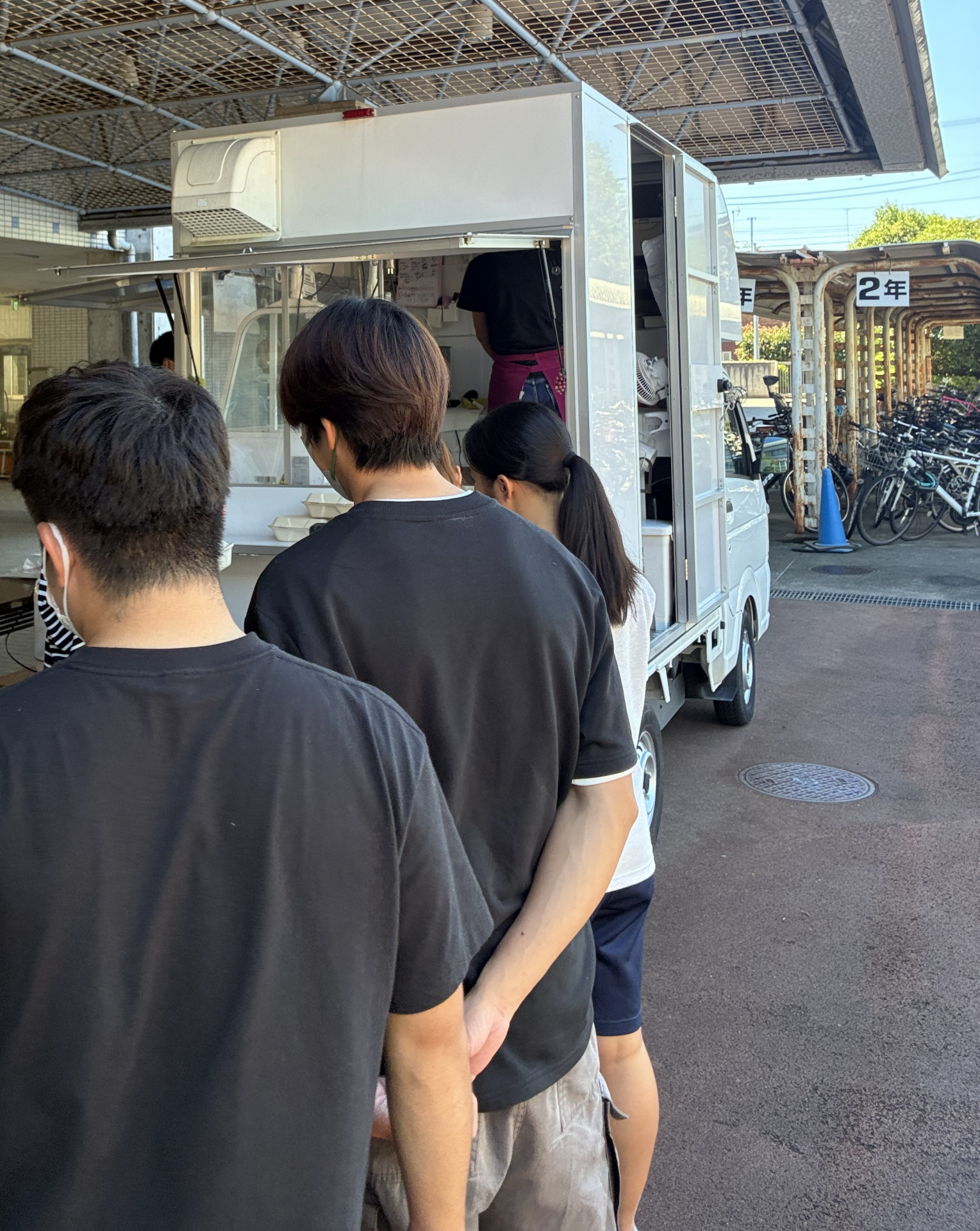 列をつくって並んでいる様子.JPG