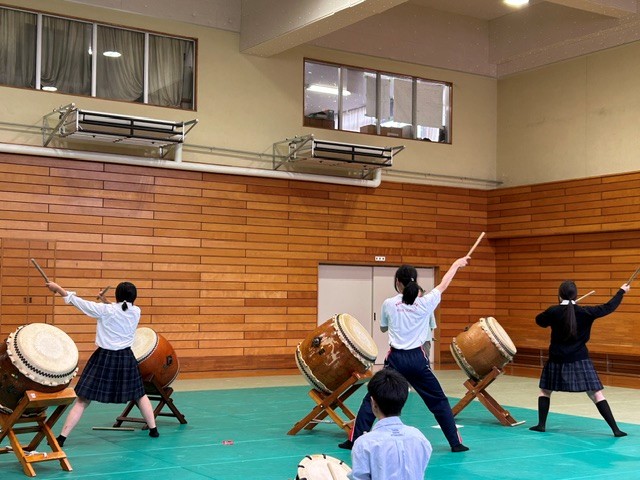 ３