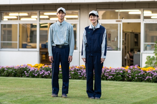男女の実習服(園芸科)の写真