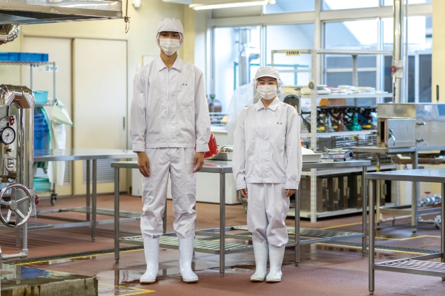 男女の実習服(食品科)の写真