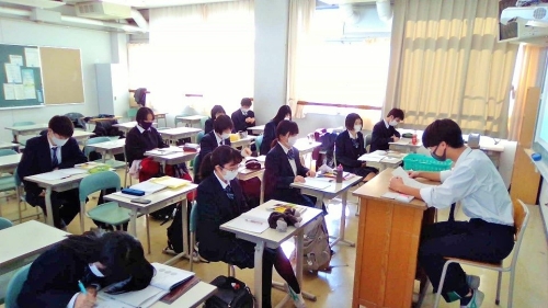 生徒が発表する様子(1)
