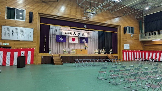 ３