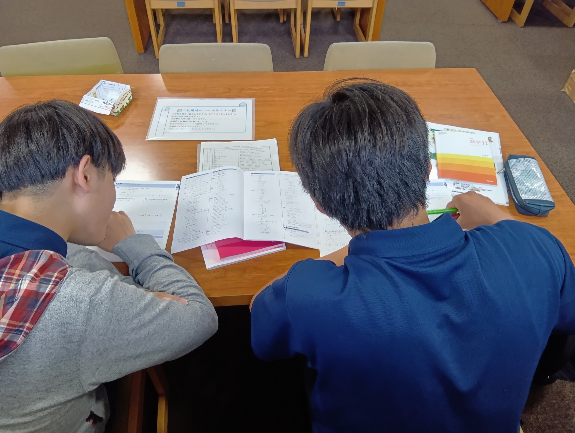 250610図書室の自習生徒.JPG