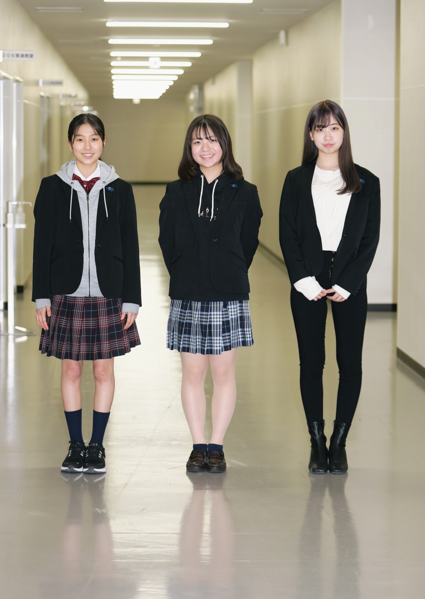 代表的な男女の制服の写真