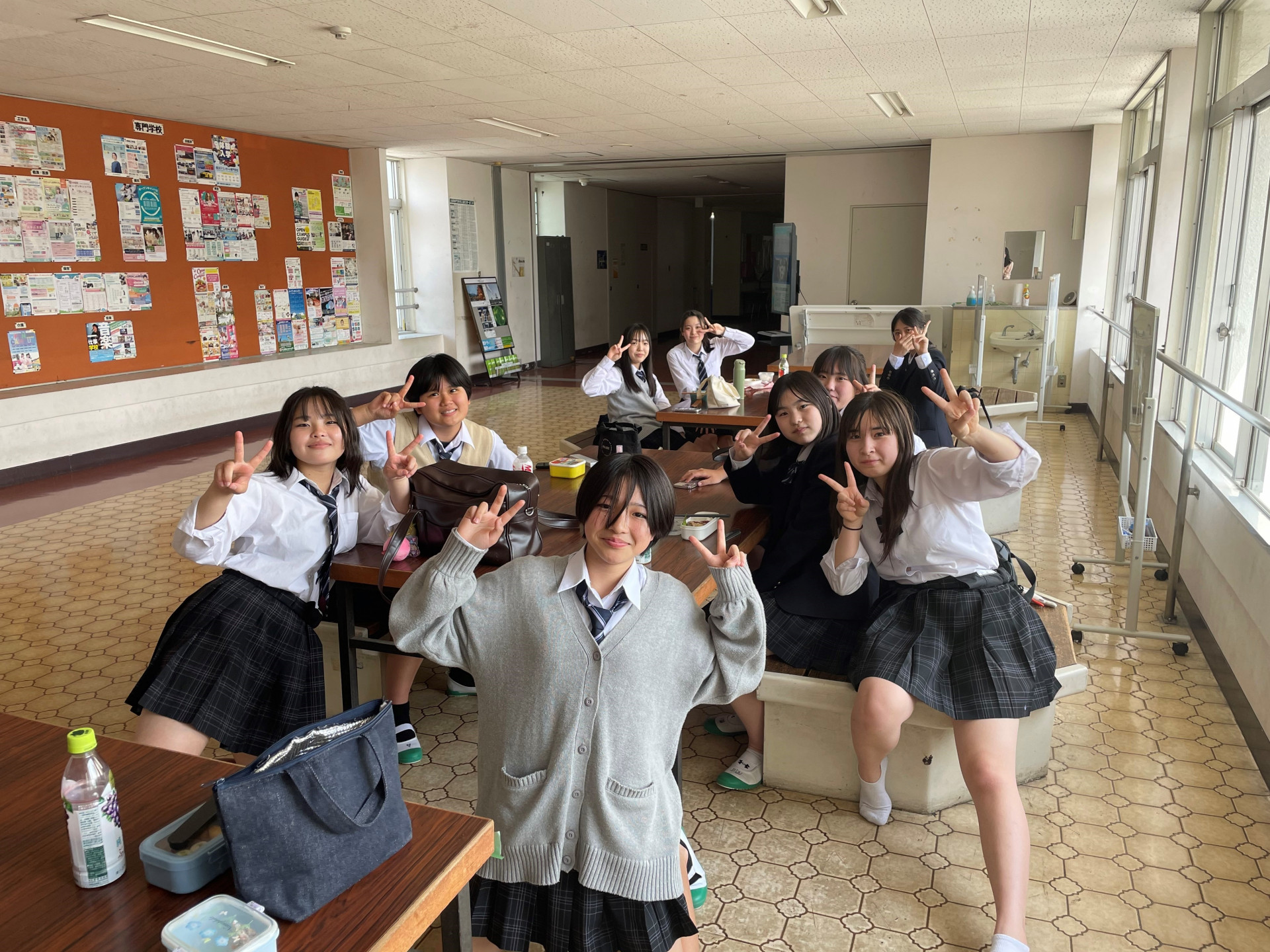 ４