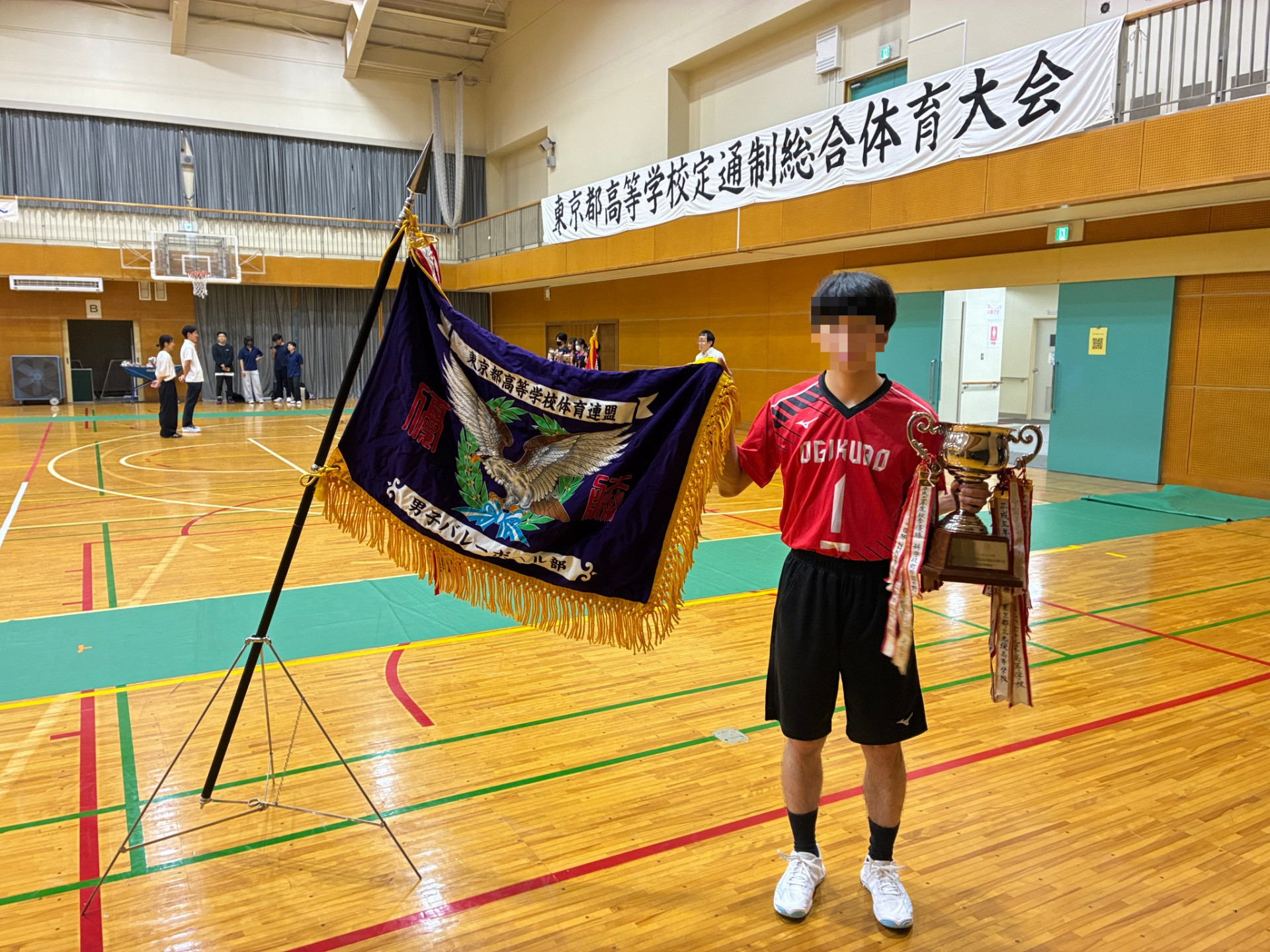 総合開会式_優勝旗カップ_顔のみモザイク