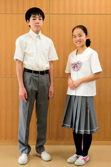 男女の中学夏服の写真