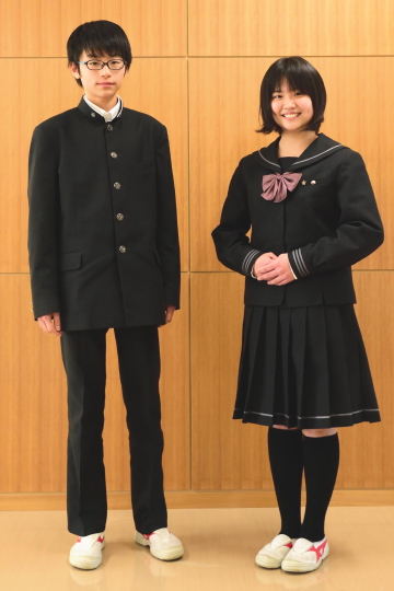 男女の中学冬服の写真