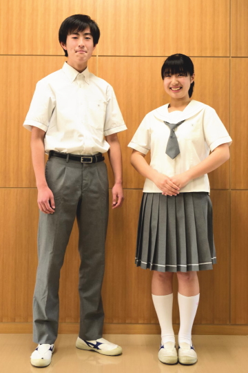 男女の高校夏服の写真