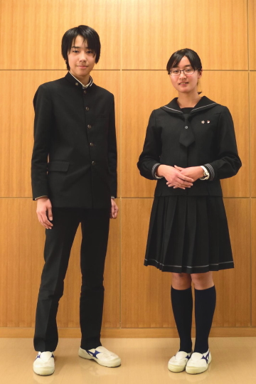 男女の高校冬服の写真