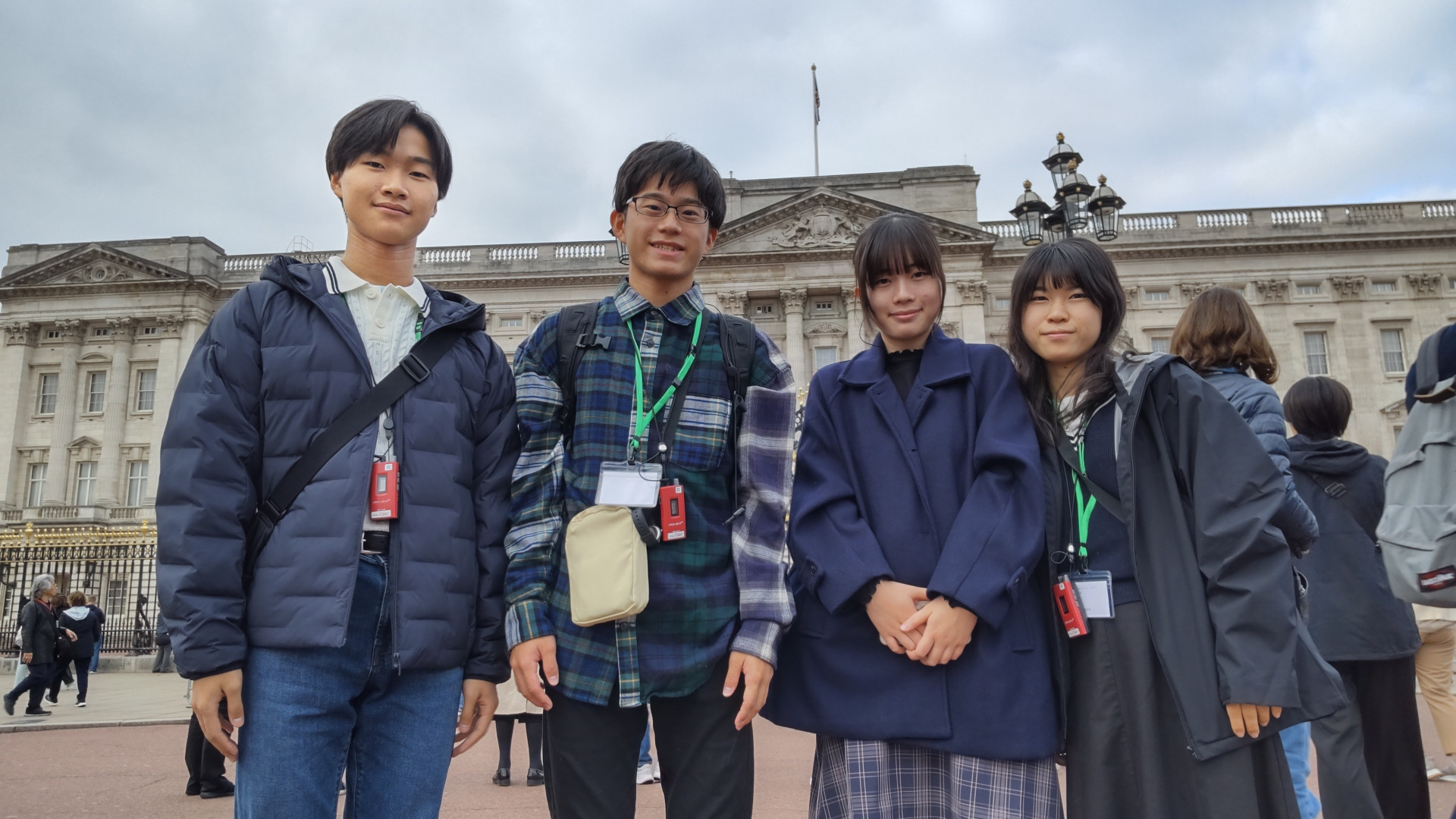 バッキンガム宮殿前（4人）にて.JPG