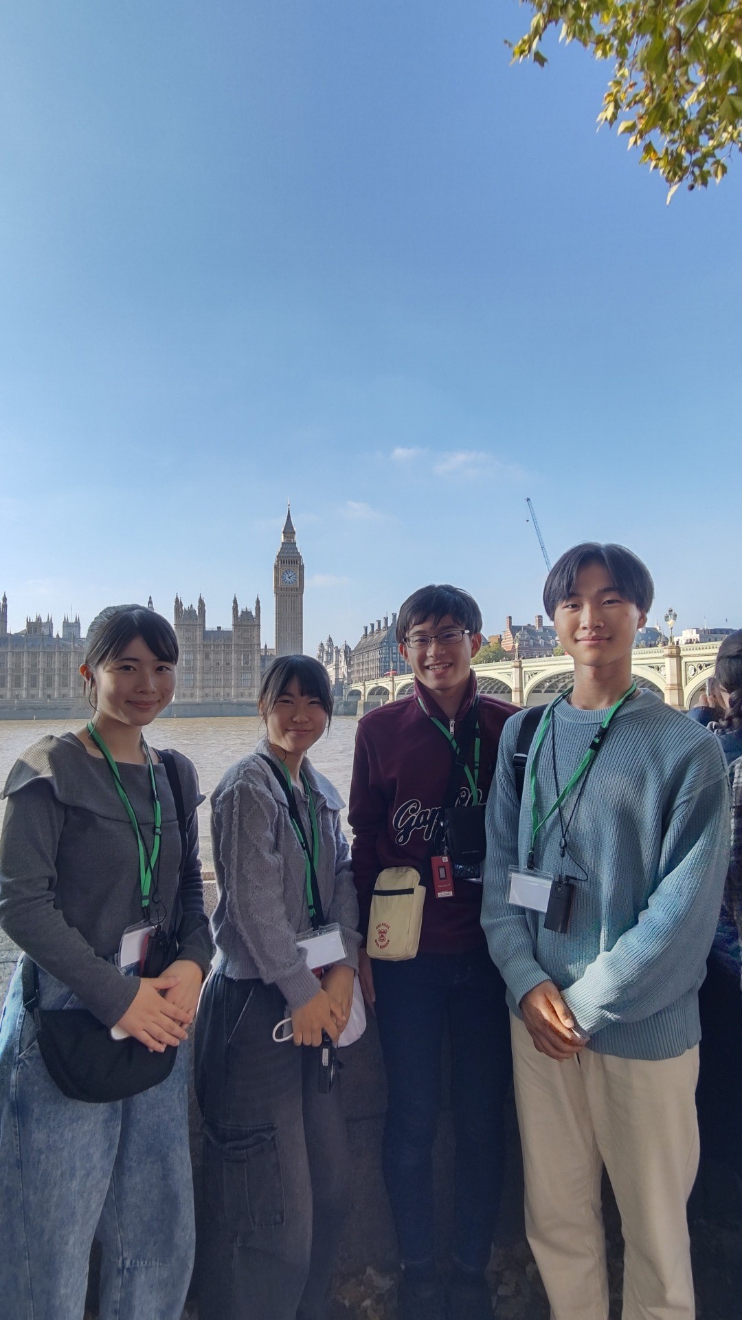 ビックベンを背景（４人）.JPG