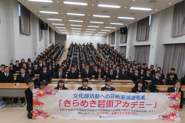 3年生と（中央の女性が谷村志穂氏）