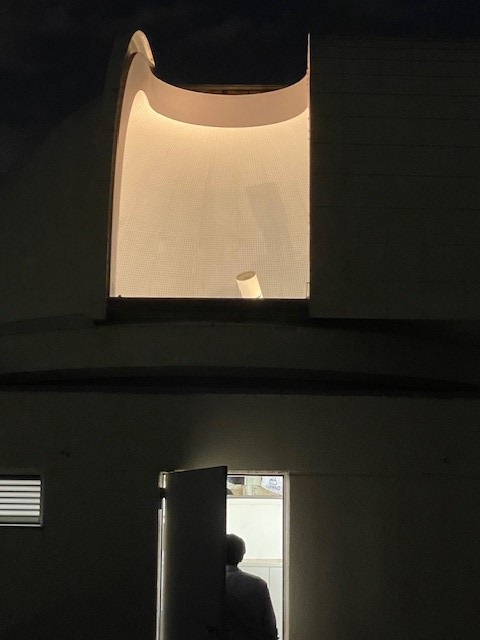 望遠鏡が見える