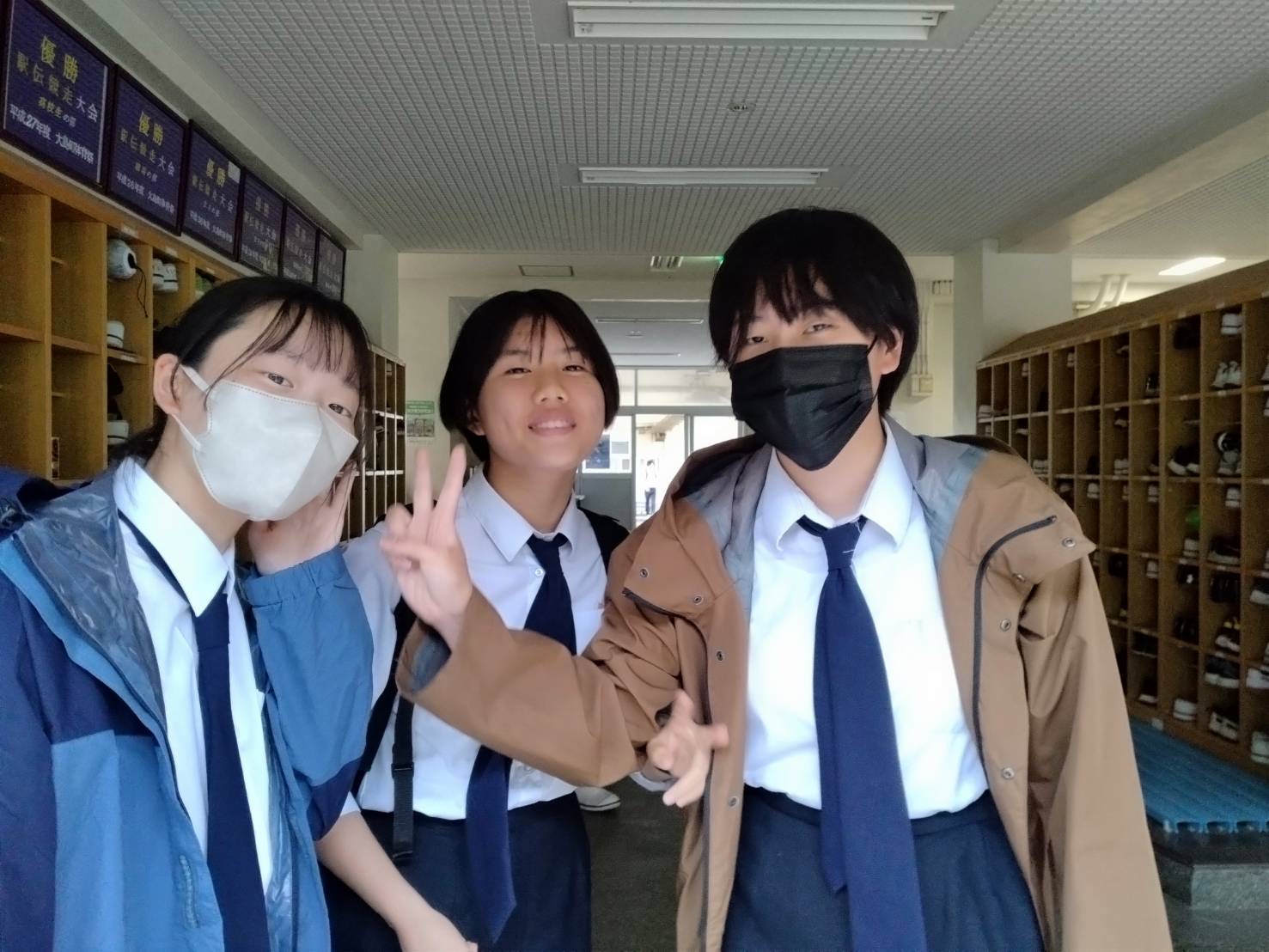 雨 制服 雨の日の下校風景のシーンです！ ｜ 東京都立大島海洋国際高等学校 全日制 | 東京都立学校